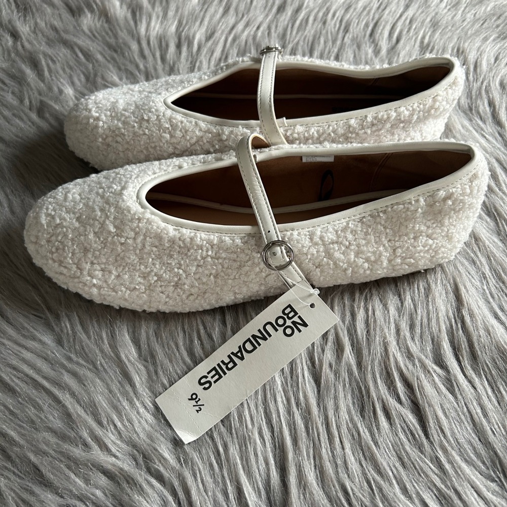 No Boundaries Faux Fur Flats Womens Size 9 1/2 White Slip On Shoes Memory Foam